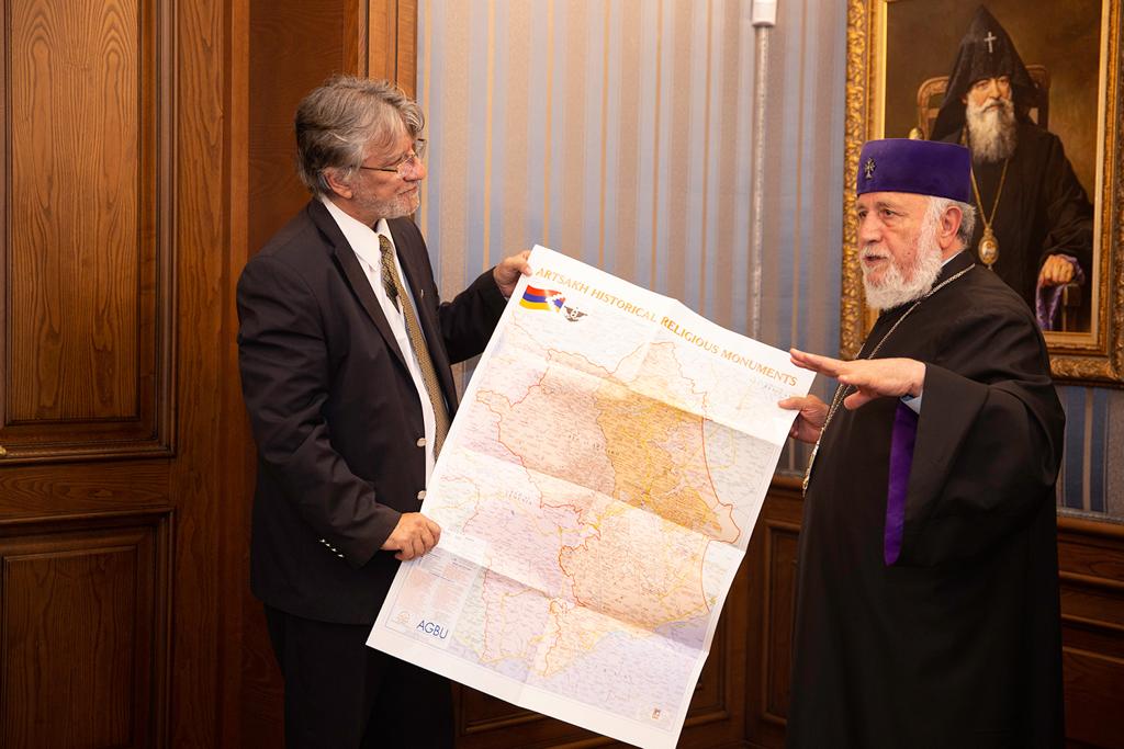 senador con mapa y vehapar