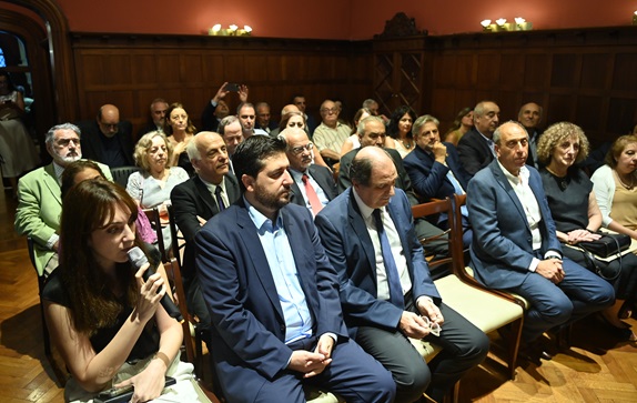 asistentes en la embajada