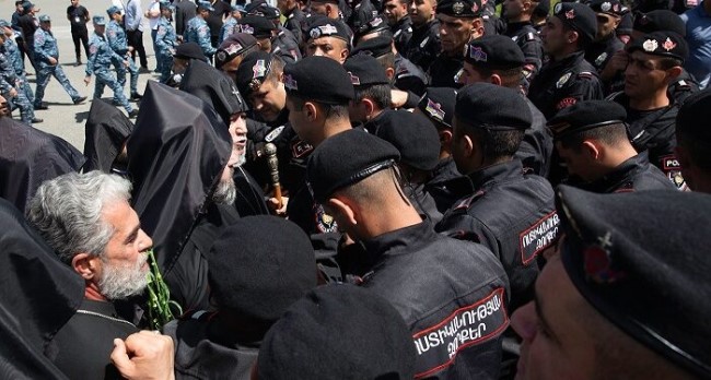 policias enfrentan a karekin