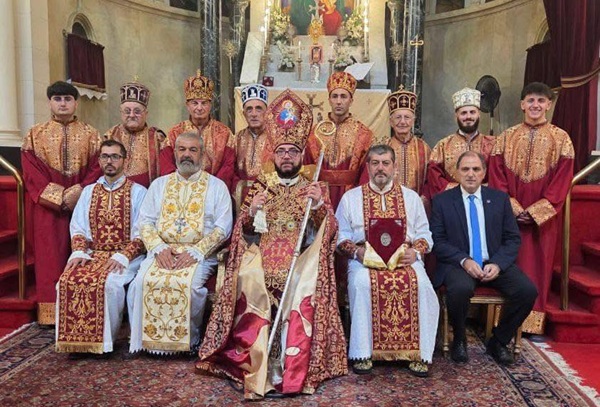 vartan1 con todos los eclesi&aacute;sticos