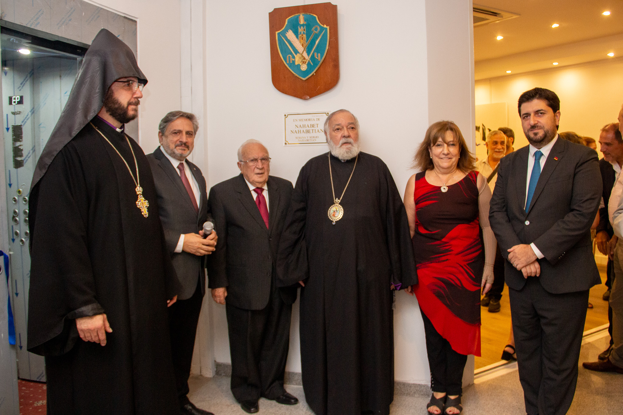 nosotros con la placa