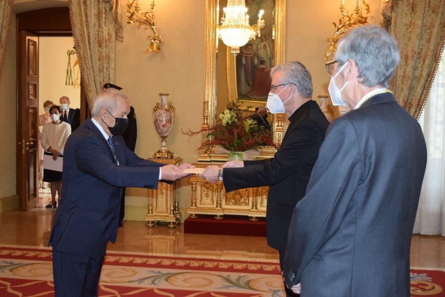 Vladimir Karmirshalian entregando credenciales en andorra